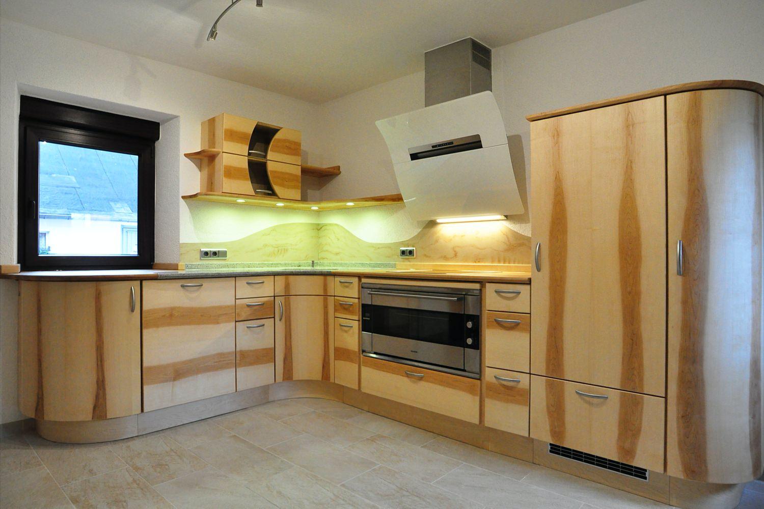 Runde Küche mit fliesender Wandgestaltung
