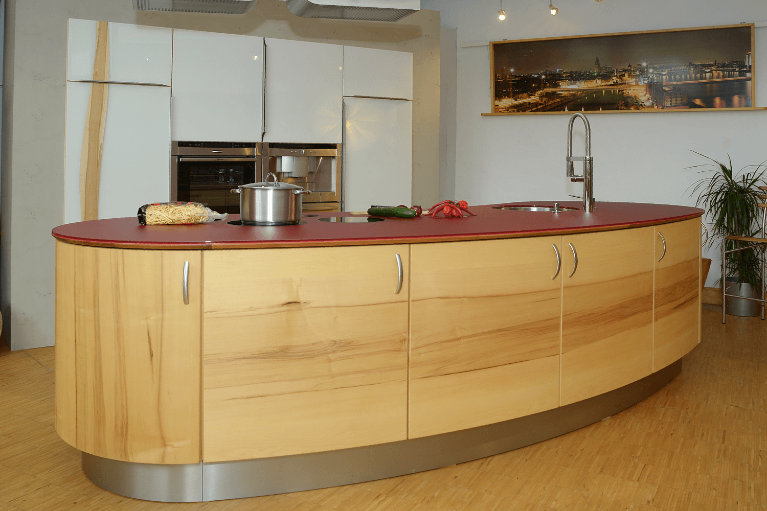 Massivholzküche mit Glasfront und Kücheninsel mit Glasarbeitsplatte
