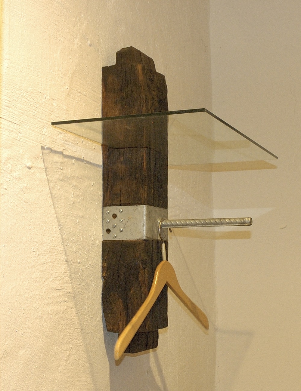 Altholzgarderobe mit rustikaler Stange, in verzinktem Baustahl, für die Kleiderbügel