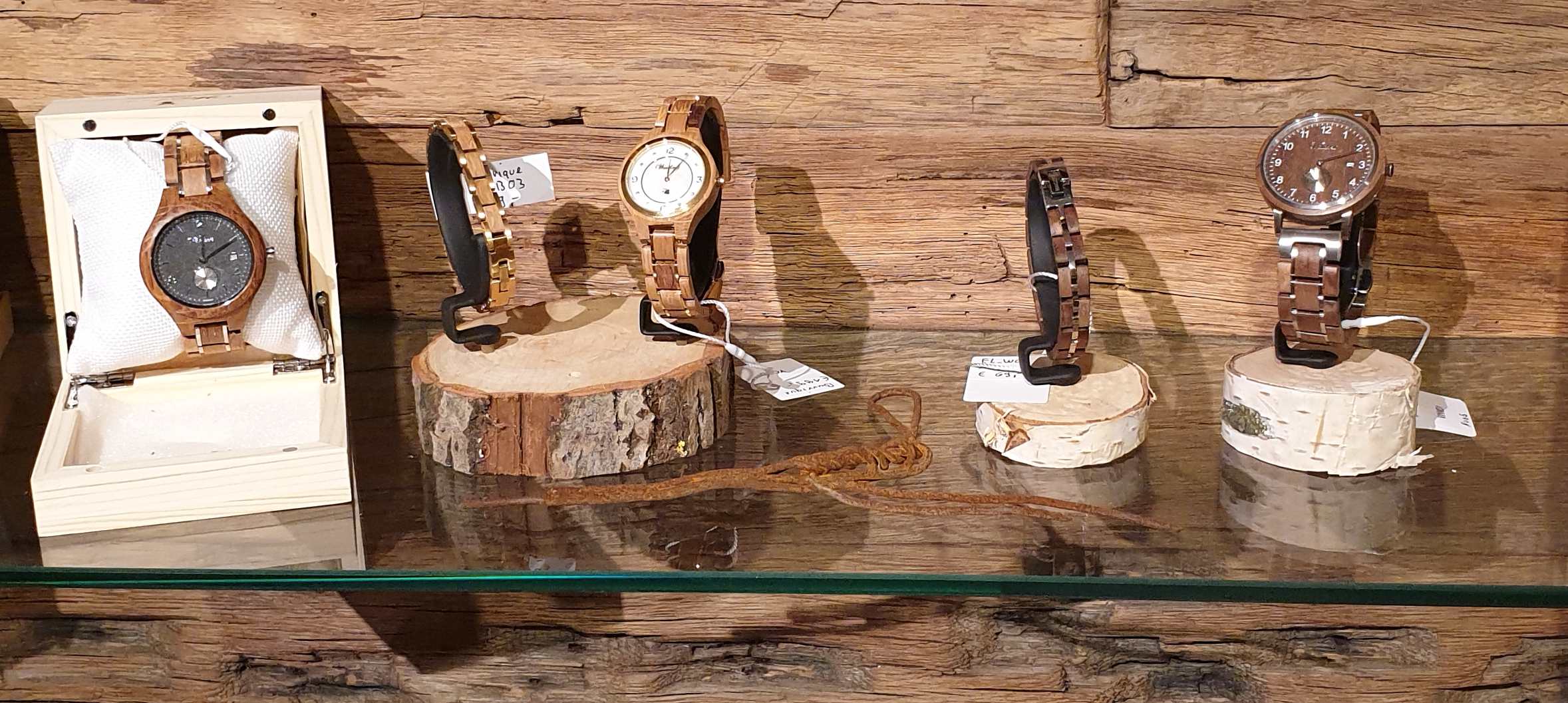 Uhren und Armbänder aus Holz