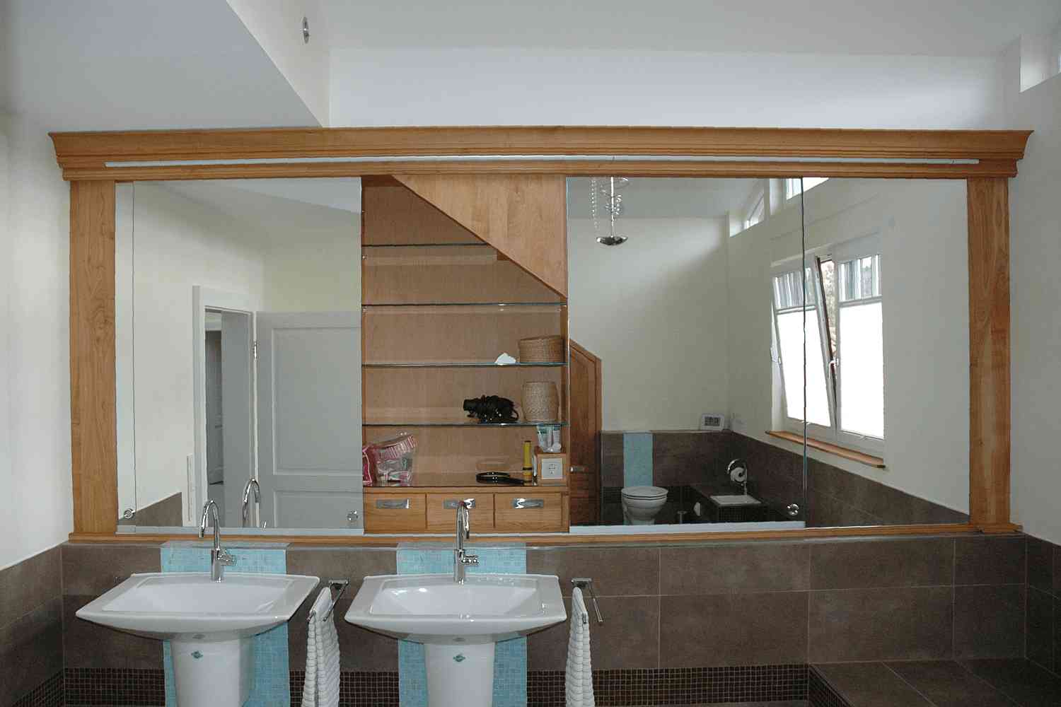 Badmöbel Spiegelschrank in der Dachschräge